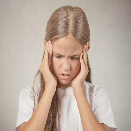 صورة لطفلة تعاني من الصداع 