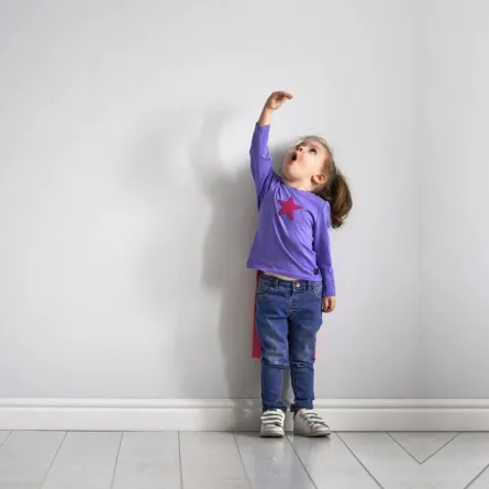 صورة لطفلة تقيس نفسها