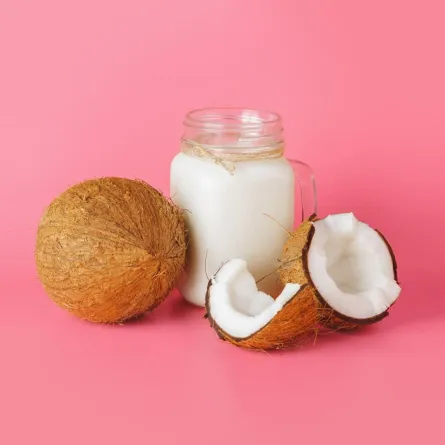 صورة لماء جوز الهند المفيد وثماره الشهية