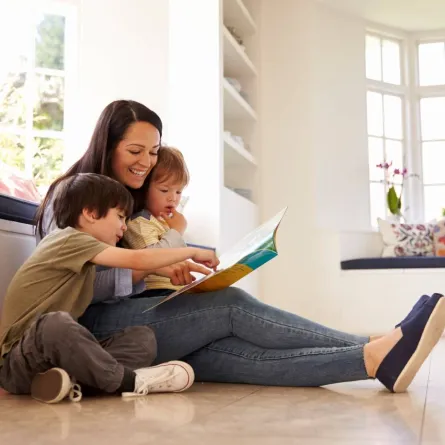 صورة لأم تختار المكان المناسب للقراءة بعيداً عن الفراش