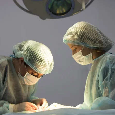 صورة لطبيبة وممرضة