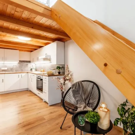 مطبخ صغير لأغراض الضيافة في أسفل الدرج  