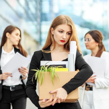 أسباب مسؤولة عن إقالة الموظّف من العمل