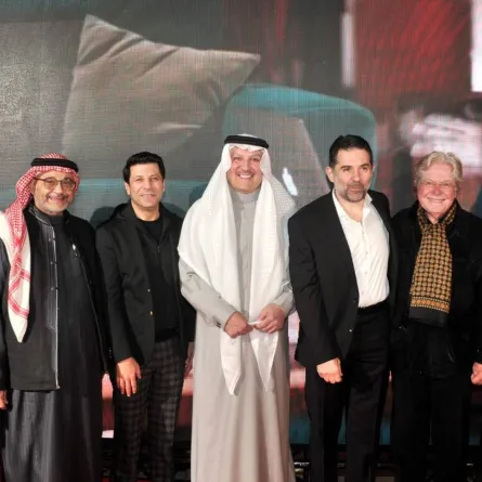 السفير أسامة النقلي مع طاقم فيلم الكاهن مصدر الصورة حساب السفير بتويتر