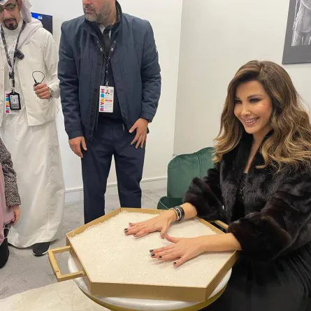 الفنانة نانسي عجرم تضع بصمتها في حائط المشاهير - الصورة من حساب بوليفارد رياض سيتي على تويتر