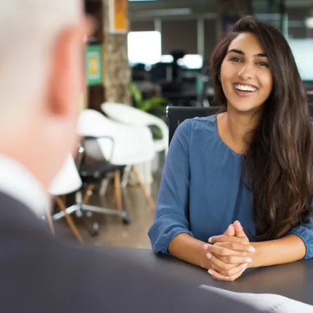 شابة أثناء المقابلة الشخصيّة