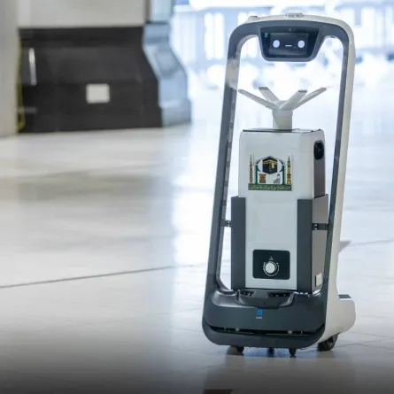 11 روبوتات لتعقيم جنبات المسجد الحرام