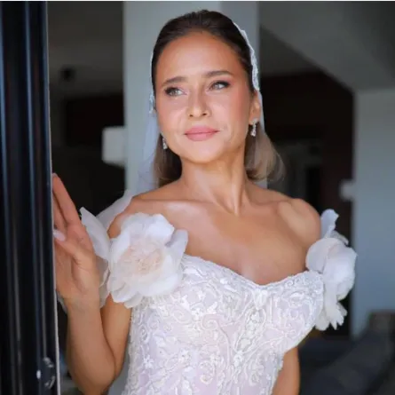 نيللي كريم من حفل زفافها - الصورة من حسابها على الفيس بوك