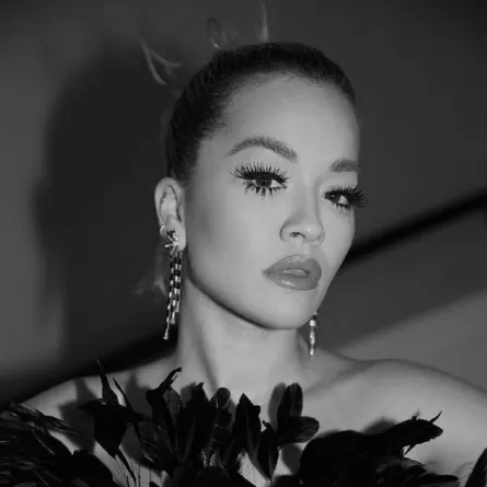 المغنية ريتا أورا- الصورة من حساب خبيرة مكياج النجمة Marie Bruce على انستغرام