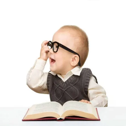 صورة لطفل يحاول التركيز 