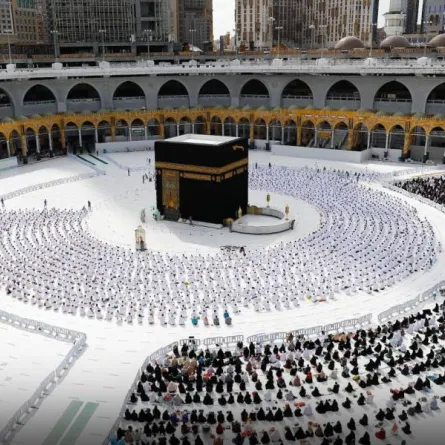 شؤون الحرمين: تطبيق التباعد الجسدي بكامل مصليات المسجد الحرام واستمرار تطبيق المسارات الافتراضية للمعتمرين بصحن المطاف - الصورة من حساب رئاسة شؤون الحرمين على تويتر