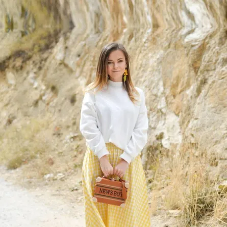 امرأة مشرقة