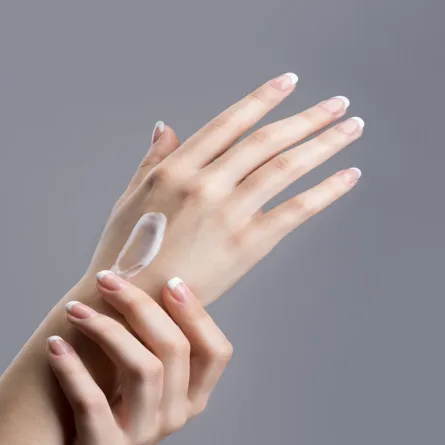 تساعد الزيوت وكريمات ومقشرات اليدين على ترطيبها في فصل الشتاء