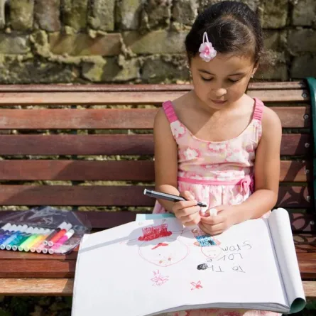 صورة لطفلة تمارس الرسم