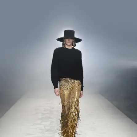 سروال ميتاليك فضي مطرز بالخرز والترتر والريش مع بلوفر أسود وقبعة