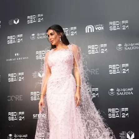 ياسمين صبري ترتدي فستاناً أبيض مزداناً بخيوط 