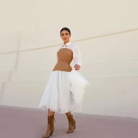 ديما الأسدي بحذاء جذاب باللون البني  