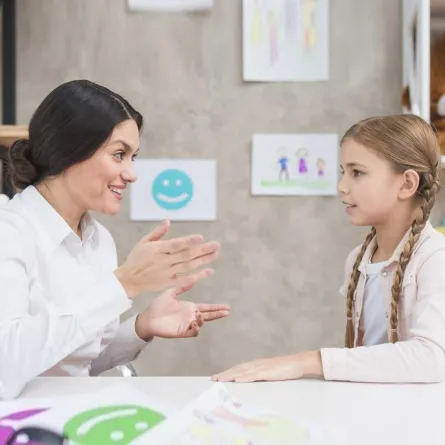 صورة لأم تحكي مع طفلتها عن تاريخ الأجداد