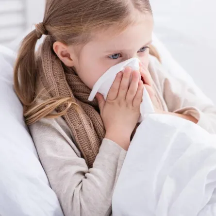 صورة لطفلة تلزم الفراش بسبب السعال وأعراض أخرى