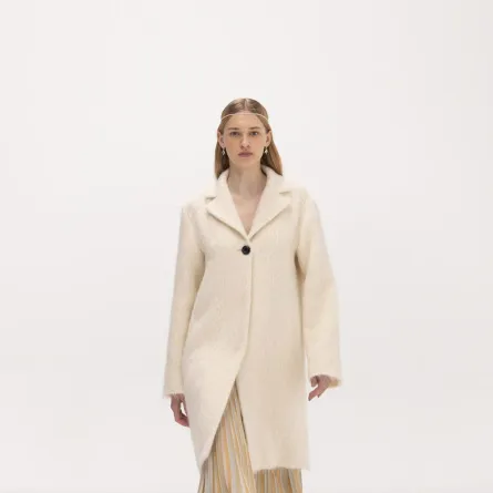 المعطف الابيض مع الأزياء الترابية من بفزا  Bevza