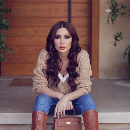 نسرين طافس ببلوفر بيج قصير وبنطلون جينز ضيق