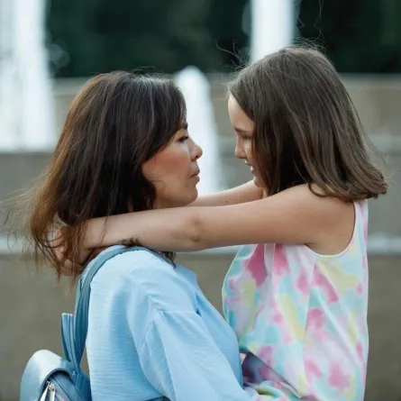 صورة أم تحمل ابنتها