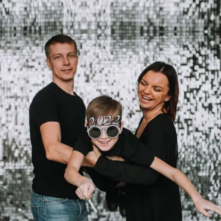 صورة لأبوين يحملان طفلهما في 2022