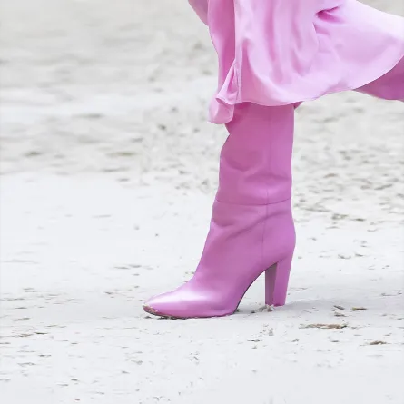 جزمة من الجلد الوردي بمقدمة مُدببة وكعب طويل عريض