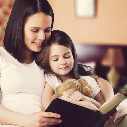 صورة لأم وطفلها