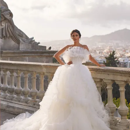 فستان زفاف من التول والكشاكش البيضاء 