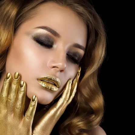 الشفاه المعدنية أحدث صيحات المكياج لهذا الشتاء