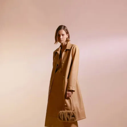 موديلات معاطف باللون البيج