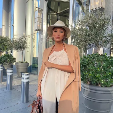 مايا دياب بجمبسوت أوف وايت واسع مع معطف طويل سيمون باستيل