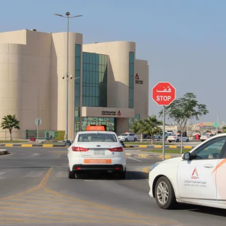 مدرسة شرق لتعليم قيادة المركبات في الدمام