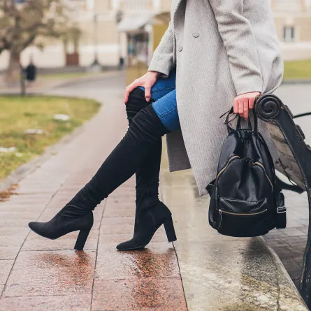 الجزمة السوداء بالرقبة العالية خيارك لإطلالة كلاسيكية أنيقة