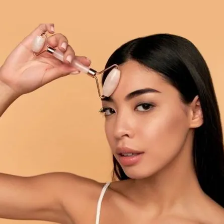  استخدام الديرما رولر للوجه في المنزل مع الفيتامين سي