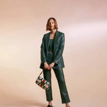 بدلات بألوان غير تقليدية