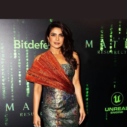 بريانكا شوبرا ترتدي الفستان الميتاليكي 