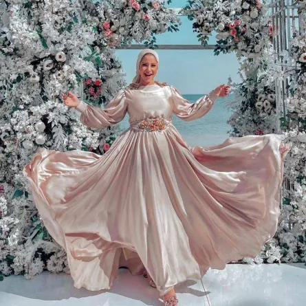 مريم سيف بفستان ساتان للحوامل