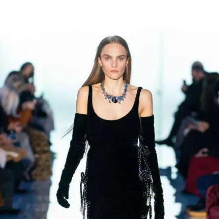 -فساتين مخملية لسهرات العام الجديد