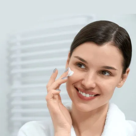 يساعد واقي الشمس على الوقاية من التأثير الضار للأشعة الزرقاء للشاشات مثل التليفزيون والكمبيوتر والموبايل