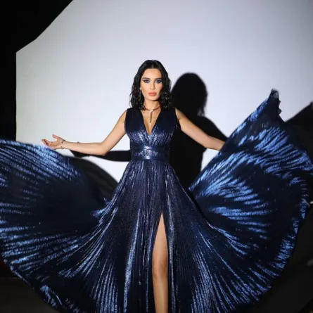 سيرين عبد النور ترتدي فستاناً بلون الأزرق اللاميه المكسر