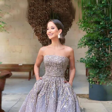 لانا الساحلي بفستان جذاب  باللون الأرجواني   