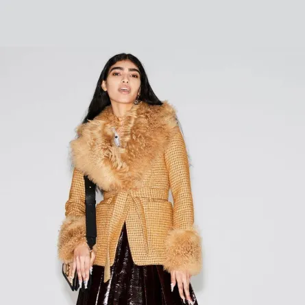 -طرق تنسيق اللون الجملي مع الملابس الشتوية