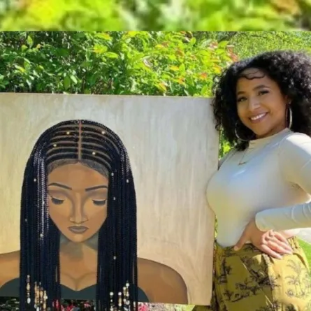 تايلر مع لوحاتها من الشعر الطبيعي