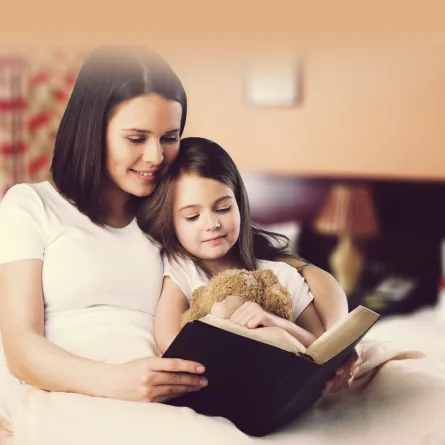 صورة أم تقرأ قصة لأطفالها