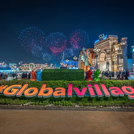 القرية العالمية تضيء سماء دبي احتفالاً بحلول السنة الجديدة 2021