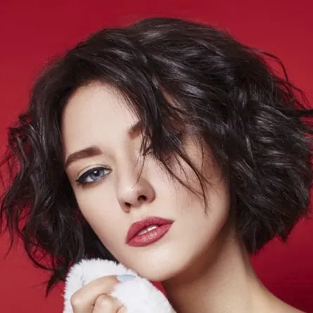 قصات شعر قصير مدرَّج للوجه البيضاوي