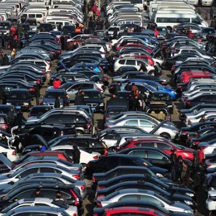 موظف في شركة مرسيدس يحطم 50 سيارة جديدة