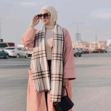 للمحجبات.. طريقة تنسيق المعطف الطويل في إطلالاتكن